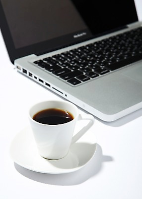 포토 JPG 스튜디오촬영 커피 음료 실내 사람없음 노트북 차 커피잔 컵받침 국내포토 잔 내부 전자제품 받침대 파일형식