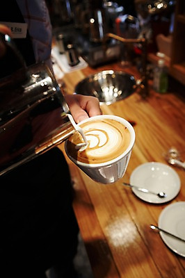 포토 JPG 모양 손 커피 음료 잎 나뭇잎 실내 신체부위 카페 바 막대기 차 커피잔 바리스타 라떼아트 카페라떼 국내포토 식물 직업 잔 사람 내부 상점 그림 라떼 파일형식