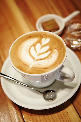 포토 식물 커피 음료 잎 잔 수저 내부 상점 설탕 받침대 그림 라떼 파일형식 커피잔 카페라떼 카페 라떼아트 숟가락 시럽 각설탕 컵받침 나뭇잎 모양 JPG 사람없음 실내 국내포토 차