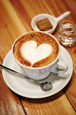 포토 JPG 커피 음료 실내 사람없음 숟가락 카페 하트 차 커피잔 각설탕 컵받침 시럽 라떼아트 카페라떼 국내포토 모양 잔 수저 내부 상점 설탕 받침대 그림 라떼 파일형식