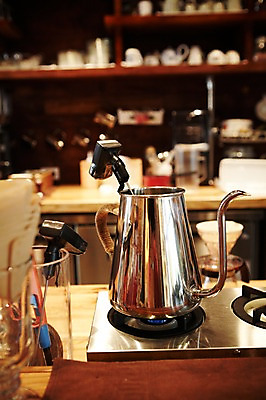 포토 JPG 주전자 주방용품 선반 실내 사람없음 카페 국내포토 가구 생활용품 내부 상점 파일형식