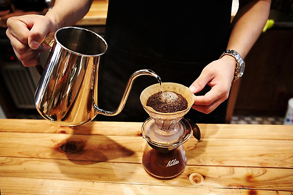 포토 JPG 손 커피 음료 주전자 실내 신체부위 카페 바리스타 거름종이 드립 드립커피 핸드드립 국내포토 직업 종이 주방용품 사람 내부 상점 커피용품 파일형식