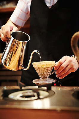 포토 JPG 손 커피 음료 주전자 실내 신체부위 카페 바리스타 거름종이 드립 드립커피 핸드드립 국내포토 직업 종이 주방용품 사람 내부 상점 커피용품 파일형식