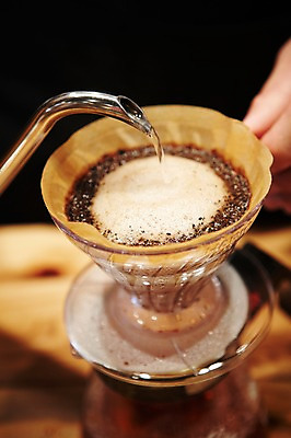 포토 JPG 손 커피 음료 주전자 실내 신체부위 카페 거름종이 드립 드립커피 핸드드립 국내포토 종이 주방용품 사람 내부 상점 커피용품 파일형식