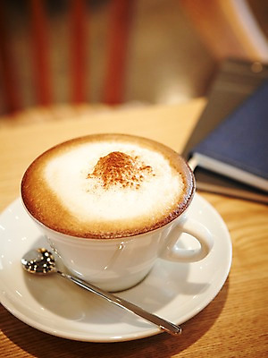 포토 JPG 커피 음료 실내 사람없음 다이어리 숟가락 카페 컵받침 카푸치노 국내포토 수저 내부 상점 사무용품 받침대 파일형식