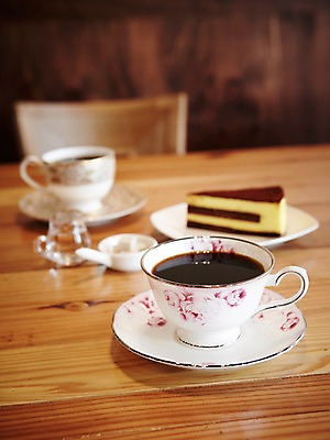 포토 JPG 커피 음료 탁자 티타임 실내 사람없음 케이크 카페 차 조각케이크 브런치 국내포토 가구 휴식 디저트 내부 상점 식사 파일형식