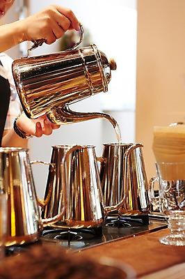 포토 JPG 손 주전자 실내 풍경 신체부위 카페 바리스타 국내포토 직업 주방용품 사람 내부 상점 파일형식