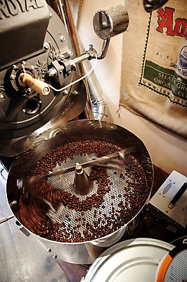 포토 JPG 커피 실내 사람없음 기계 카페 원두 로스팅 로스팅기계 마대 마대자루 작동 국내포토 음료 내부 상점 자루 파일형식