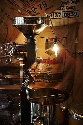 포토 JPG 전등 조명 실내 사람없음 기계 카페 로스팅 로스팅기계 마대 마대자루 국내포토 내부 상점 자루 파일형식