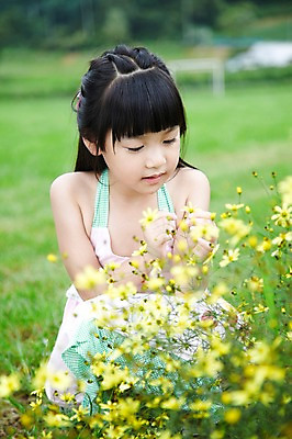 포토 JPG 주간 학생 라이프스타일 응시 여자 어린이교육 교육 꽃 어린이라이프 초등학생 어린이 포즈 꽃밭 밭 모션 한명 미소 웃음 사람 앉기 동양인 소녀 잔디 상반신 야외 라이프 10대 농장 노란색 한국인 농촌 시골 체험학습 체험 농장체험 여자만 여자한명만 소녀만 국내포토 자연요소 식물 1 시선 컬러 컨셉 농업 청소년 표정 인종 생활 어린이만 파일형식