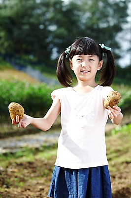 포토 JPG 주간 나무 학생 라이프스타일 여자 어린이교육 교육 어린이라이프 초등학생 어린이 포즈 밭 모션 양갈래머리 감자 한명 서기 미소 웃음 들기 사람 동양인 소녀 상반신 야외 라이프 앞모습 10대 농장 흙 한국인 농촌 시골 체험학습 체험 농장체험 감자밭 여자만 여자한명만 소녀만 국내포토 자연요소 식물 1 헤어스타일 뷰포인트 컨셉 농업 채소 청소년 표정 인종 생활 어린이만 파일형식