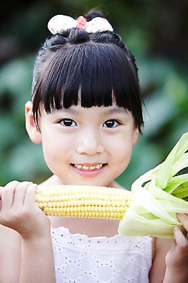 포토 JPG 주간 학생 라이프스타일 여자 어린이교육 교육 어린이라이프 초등학생 어린이 포즈 밭 모션 곡류 옥수수 한명 서기 미소 웃음 들기 사람 동양인 소녀 상반신 야외 라이프 앞모습 10대 농장 한국인 농촌 시골 체험학습 체험 농장체험 옥수수밭 여자만 여자한명만 소녀만 국내포토 자연요소 1 뷰포인트 컨셉 농업 청소년 표정 인종 생활 어린이만 파일형식