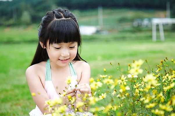 포토 JPG 주간 학생 라이프스타일 응시 여자 어린이교육 교육 꽃 어린이라이프 초등학생 어린이 포즈 꽃밭 밭 모션 한명 미소 웃음 사람 앉기 동양인 소녀 잔디 상반신 야외 라이프 10대 농장 노란색 한국인 농촌 시골 체험학습 체험 농장체험 여자만 여자한명만 소녀만 국내포토 자연요소 식물 1 시선 컬러 컨셉 농업 청소년 표정 인종 생활 어린이만 파일형식