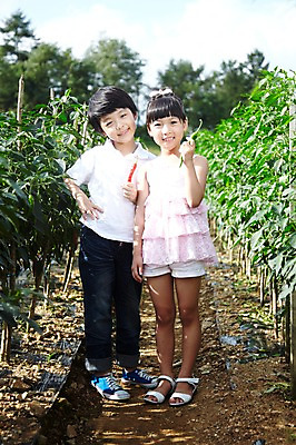 포토 JPG 주간 전신 학생 라이프스타일 여자 어린이교육 교육 남자 어린이라이프 초등학생 어린이 허리손 포즈 밭 채소 모션 고추 서기 미소 웃음 들기 사람 동양인 소녀 소년 야외 두명 라이프 앞모습 10대 친구 농작물 농장 흙 한국인 농촌 시골 체험학습 체험 농장체험 고추밭 십대만 국내포토 자연요소 뷰포인트 컨셉 농업 관계 청소년 표정 인종 생활 파일형식