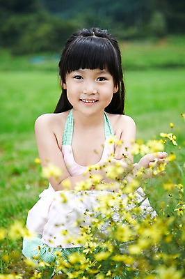 포토 JPG 주간 학생 라이프스타일 여자 어린이교육 교육 꽃 어린이라이프 초등학생 어린이 포즈 꽃밭 밭 모션 한명 미소 웃음 사람 앉기 동양인 소녀 잔디 상반신 야외 라이프 앞모습 10대 농장 노란색 한국인 농촌 시골 체험학습 체험 농장체험 여자만 여자한명만 소녀만 국내포토 자연요소 식물 1 뷰포인트 컬러 컨셉 농업 청소년 표정 인종 생활 어린이만 파일형식