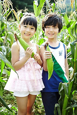 포토 JPG 주간 학생 라이프스타일 여자 어린이교육 교육 남자 어린이라이프 초등학생 어린이 포즈 밭 모션 곡류 옥수수 서기 미소 웃음 들기 사람 동양인 소녀 소년 야외 두명 라이프 앞모습 10대 친구 농장 한국인 농촌 시골 체험학습 체험 농장체험 옥수수밭 십대만 국내포토 자연요소 뷰포인트 컨셉 농업 관계 청소년 표정 인종 생활 파일형식