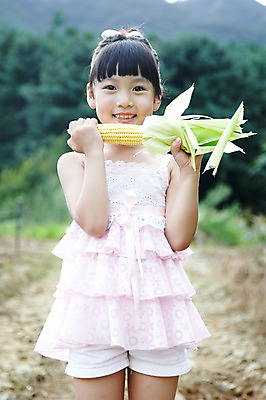 포토 JPG 주간 학생 라이프스타일 여자 어린이교육 교육 어린이라이프 초등학생 어린이 포즈 밭 모션 곡류 옥수수 한명 서기 미소 웃음 들기 사람 동양인 소녀 상반신 야외 라이프 앞모습 10대 농장 한국인 농촌 시골 체험학습 체험 농장체험 옥수수밭 여자만 여자한명만 소녀만 국내포토 자연요소 1 뷰포인트 컨셉 농업 청소년 표정 인종 생활 어린이만 파일형식