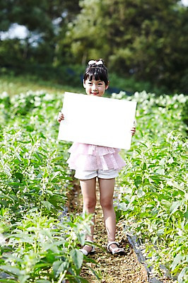 포토 JPG 주간 전신 학생 라이프스타일 배너 여자 어린이교육 교육 어린이라이프 초등학생 어린이 포즈 밭 모션 안내 사각프레임 광고판 알림판 한명 서기 미소 웃음 들기 사람 동양인 소녀 야외 라이프 앞모습 10대 농장 흙 한국인 농촌 시골 체험학습 체험 알림 공지사항 농장체험 여자만 여자한명만 소녀만 소식_알림 국내포토 자연요소 1 뷰포인트 컨셉 농업 청소년 프레임 표정 인종 생활 사각형 판 어린이만 파일형식
