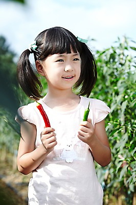 포토 JPG 주간 학생 라이프스타일 응시 여자 어린이교육 교육 어린이라이프 초등학생 어린이 포즈 밭 채소 모션 고추 양갈래머리 한명 서기 미소 웃음 들기 사람 동양인 소녀 상반신 야외 라이프 10대 농작물 농장 흙 한국인 농촌 시골 체험학습 체험 농장체험 고추밭 여자만 여자한명만 소녀만 국내포토 자연요소 1 헤어스타일 시선 컨셉 농업 청소년 표정 인종 생활 어린이만 파일형식