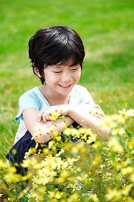 포토 JPG 주간 학생 라이프스타일 응시 어린이교육 교육 남자 꽃 어린이라이프 초등학생 어린이 포즈 꽃밭 밭 모션 한명 미소 웃음 사람 앉기 동양인 소년 잔디 상반신 야외 라이프 10대 농장 노란색 한국인 농촌 시골 체험학습 체험 농장체험 남자만 남자한명만 십대만 십대남자만 십대남자한명만 국내포토 자연요소 식물 1 시선 컬러 컨셉 농업 청소년 표정 인종 생활 파일형식