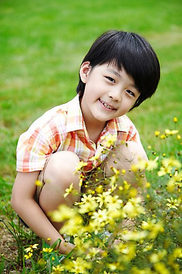 포토 JPG 주간 학생 라이프스타일 어린이교육 교육 남자 꽃 어린이라이프 초등학생 어린이 포즈 꽃밭 밭 모션 한명 미소 웃음 사람 앉기 동양인 소년 잔디 상반신 야외 라이프 10대 농장 노란색 한국인 농촌 시골 체험학습 체험 농장체험 남자만 남자한명만 십대만 십대남자만 십대남자한명만 국내포토 자연요소 식물 1 컬러 컨셉 농업 청소년 표정 인종 생활 파일형식