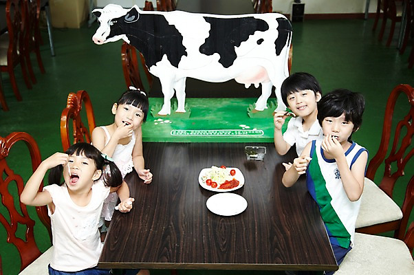 포토 JPG 척추동물 학생 라이프스타일 그릇 접시 여자 어린이교육 교육 남자 어린이라이프 초등학생 어린이 포즈 의자 포유류 모션 식탁 치즈 실내 미소 웃음 사람 앉기 동양인 소녀 소년 여러명 상반신 라이프 10대 친구 농장 모형 목장 한국인 농촌 시골 체험학습 체험 소 먹기 젖소 만들기 목장체험 십대만 국내포토 동물 식기 가구 다수 컨셉 농업 관계 청소년 탁자 유제품 표정 인종 내부 생활 파일형식