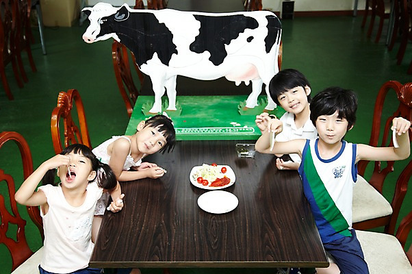 포토 JPG 척추동물 학생 라이프스타일 그릇 접시 여자 어린이교육 교육 남자 어린이라이프 초등학생 어린이 포즈 의자 포유류 모션 식탁 치즈 실내 미소 웃음 사람 앉기 동양인 소녀 소년 여러명 상반신 라이프 10대 친구 농장 모형 목장 한국인 농촌 시골 체험학습 체험 소 먹기 젖소 만들기 목장체험 십대만 국내포토 동물 식기 가구 다수 컨셉 농업 관계 청소년 탁자 유제품 표정 인종 내부 생활 파일형식