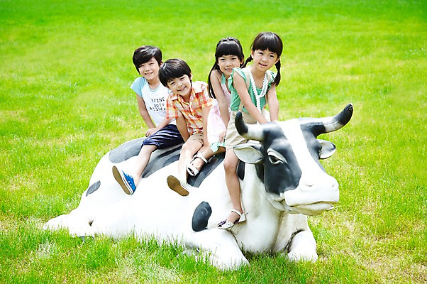 포토 JPG 주간 전신 학생 라이프스타일 여자 어린이교육 교육 남자 어린이라이프 초등학생 어린이 포즈 모션 미소 웃음 사람 앉기 동양인 소녀 소년 잔디 초원 여러명 야외 라이프 10대 친구 농장 모형 목장 한국인 농촌 시골 체험학습 체험 풀 소 숲 젖소 목장체험 십대만 국내포토 자연요소 식물 다수 컨셉 농업 포유류 관계 청소년 표정 인종 생활 파일형식