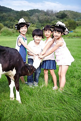 포토 JPG 주간 전신 모자 한마리 학생 라이프스타일 여자 어린이교육 교육 남자 어린이라이프 초등학생 어린이 포즈 포유류 모션 산 서기 미소 웃음 사람 동양인 소녀 소년 초원 여러명 야외 라이프 10대 농장 목장 한국인 우유 농촌 시골 체험학습 체험 풀 소 숲 젖소 주기 목장체험 십대만 국내포토 자연요소 식물 동물 1 잡화 다수 컨셉 농업 청소년 유제품 표정 인종 생활 파일형식