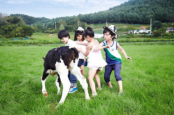 포토 JPG 주간 전신 모자 한마리 학생 라이프스타일 여자 어린이교육 교육 남자 어린이라이프 초등학생 어린이 포즈 모션 산 서기 미소 웃음 사람 동양인 소녀 소년 잔디 초원 여러명 야외 라이프 10대 친구 달리기 농장 목장 한국인 농촌 시골 체험학습 체험 풀 소 숲 젖소 목장체험 십대만 국내포토 자연요소 식물 1 잡화 다수 컨셉 농업 포유류 관계 청소년 표정 인종 생활 파일형식