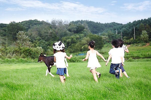 포토 JPG 주간 전신 모자 한마리 학생 라이프스타일 여자 어린이교육 교육 남자 어린이라이프 초등학생 어린이 포즈 모션 산 서기 미소 웃음 사람 동양인 소녀 소년 잔디 초원 여러명 야외 라이프 뒷모습 10대 친구 달리기 농장 목장 한국인 농촌 시골 체험학습 체험 풀 소 숲 젖소 목장체험 십대만 국내포토 자연요소 식물 1 잡화 뷰포인트 다수 컨셉 농업 포유류 관계 청소년 표정 인종 생활 파일형식