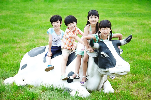 포토 JPG 주간 전신 학생 라이프스타일 여자 어린이교육 교육 남자 어린이라이프 초등학생 어린이 포즈 모션 미소 웃음 사람 앉기 동양인 소녀 소년 잔디 초원 여러명 야외 라이프 10대 친구 농장 모형 목장 한국인 농촌 시골 체험학습 체험 풀 소 숲 젖소 목장체험 십대만 국내포토 자연요소 식물 다수 컨셉 농업 포유류 관계 청소년 표정 인종 생활 파일형식