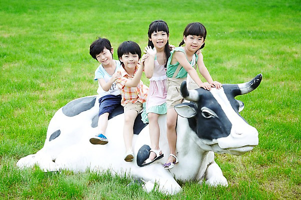 포토 JPG 주간 전신 학생 라이프스타일 여자 어린이교육 교육 남자 어린이라이프 초등학생 어린이 포즈 모션 미소 웃음 사람 앉기 동양인 소녀 소년 잔디 초원 여러명 야외 라이프 10대 친구 농장 모형 목장 한국인 농촌 시골 체험학습 체험 풀 소 숲 젖소 목장체험 십대만 국내포토 자연요소 식물 다수 컨셉 농업 포유류 관계 청소년 표정 인종 생활 파일형식