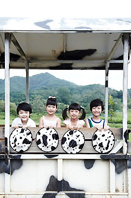 포토 JPG 주간 모자 학생 라이프스타일 여자 어린이교육 교육 남자 어린이라이프 초등학생 어린이 포즈 모션 산 서기 미소 웃음 사람 동양인 소녀 소년 여러명 상반신 야외 라이프 앞모습 10대 친구 농장 기계 목장 한국인 농촌 시골 체험학습 체험 농기구 트랙터 목장체험 십대만 국내포토 자연요소 잡화 뷰포인트 다수 컨셉 농업 관계 청소년 표정 인종 생활 농기계 특수차량 파일형식