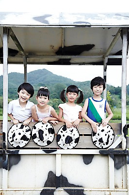 포토 JPG 주간 모자 학생 라이프스타일 여자 어린이교육 교육 남자 어린이라이프 초등학생 어린이 포즈 모션 산 서기 미소 웃음 사람 동양인 소녀 소년 여러명 상반신 야외 라이프 앞모습 10대 친구 농장 기계 목장 한국인 농촌 시골 체험학습 체험 농기구 트랙터 목장체험 십대만 국내포토 자연요소 잡화 뷰포인트 다수 컨셉 농업 관계 청소년 표정 인종 생활 농기계 특수차량 파일형식