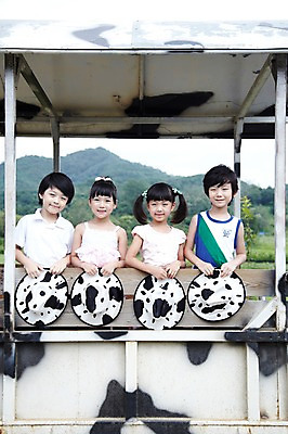 포토 JPG 주간 모자 학생 라이프스타일 여자 어린이교육 교육 남자 어린이라이프 초등학생 어린이 포즈 모션 산 서기 미소 웃음 사람 동양인 소녀 소년 여러명 상반신 야외 라이프 앞모습 10대 친구 농장 기계 목장 한국인 농촌 시골 체험학습 체험 농기구 트랙터 목장체험 십대만 국내포토 자연요소 잡화 뷰포인트 다수 컨셉 농업 관계 청소년 표정 인종 생활 농기계 특수차량 파일형식