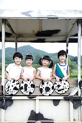 포토 JPG 주간 모자 학생 라이프스타일 여자 어린이교육 교육 남자 어린이라이프 초등학생 어린이 포즈 모션 서기 미소 웃음 사람 동양인 소녀 소년 여러명 상반신 야외 라이프 앞모습 10대 친구 농장 기계 목장 한국인 농촌 시골 체험학습 체험 농기구 트랙터 목장체험 십대만 국내포토 자연요소 잡화 뷰포인트 다수 컨셉 농업 관계 청소년 표정 인종 생활 농기계 특수차량 파일형식