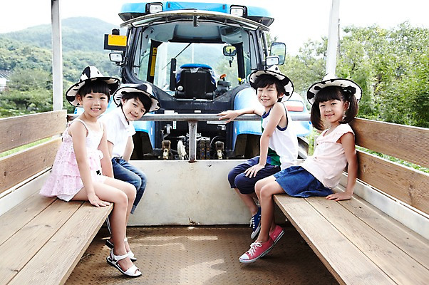 포토 JPG 주간 전신 모자 학생 라이프스타일 여자 어린이교육 교육 남자 어린이라이프 초등학생 어린이 포즈 모션 미소 웃음 사람 앉기 동양인 소녀 소년 여러명 야외 라이프 10대 친구 농장 기계 목장 한국인 농촌 시골 체험학습 체험 농기구 트랙터 목장체험 십대만 국내포토 자연요소 잡화 다수 컨셉 농업 관계 청소년 표정 인종 생활 농기계 특수차량 파일형식