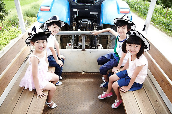 포토 JPG 주간 전신 모자 학생 라이프스타일 여자 어린이교육 교육 남자 어린이라이프 초등학생 어린이 포즈 모션 미소 웃음 사람 앉기 동양인 소녀 소년 여러명 야외 라이프 10대 친구 농장 기계 목장 한국인 농촌 시골 체험학습 체험 농기구 트랙터 목장체험 십대만 국내포토 자연요소 잡화 다수 컨셉 농업 관계 청소년 표정 인종 생활 농기계 특수차량 파일형식