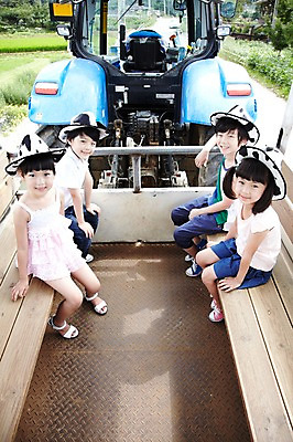 포토 JPG 주간 전신 모자 학생 라이프스타일 여자 어린이교육 교육 남자 어린이라이프 초등학생 어린이 포즈 모션 미소 웃음 사람 앉기 동양인 소녀 소년 여러명 야외 라이프 10대 친구 농장 기계 목장 한국인 농촌 시골 체험학습 체험 농기구 트랙터 목장체험 십대만 국내포토 자연요소 잡화 다수 컨셉 농업 관계 청소년 표정 인종 생활 농기계 특수차량 파일형식