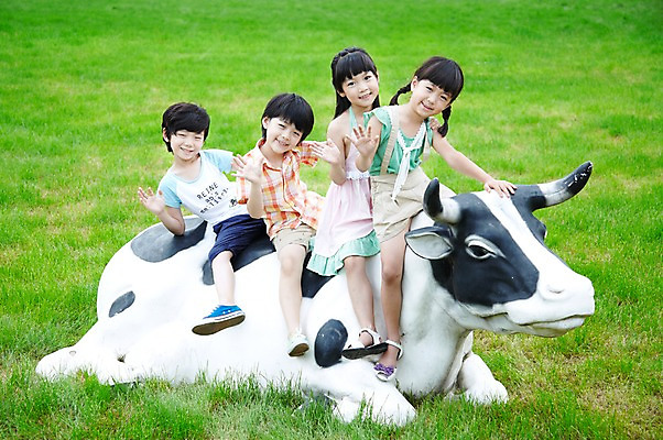 포토 JPG 주간 전신 학생 라이프스타일 여자 어린이교육 교육 남자 어린이라이프 초등학생 어린이 포즈 모션 미소 웃음 사람 앉기 동양인 소녀 소년 잔디 초원 여러명 야외 라이프 10대 친구 농장 모형 목장 한국인 농촌 시골 체험학습 체험 풀 소 숲 젖소 목장체험 십대만 국내포토 자연요소 식물 다수 컨셉 농업 포유류 관계 청소년 표정 인종 생활 파일형식