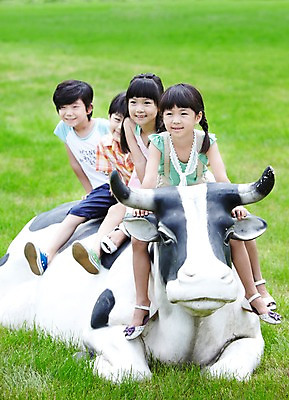 포토 JPG 주간 전신 학생 라이프스타일 응시 여자 어린이교육 교육 남자 어린이라이프 초등학생 어린이 포즈 모션 미소 웃음 사람 앉기 동양인 소녀 소년 잔디 초원 여러명 야외 라이프 10대 친구 농장 모형 목장 한국인 농촌 시골 체험학습 체험 풀 소 숲 젖소 목장체험 십대만 국내포토 자연요소 식물 시선 다수 컨셉 농업 포유류 관계 청소년 표정 인종 생활 파일형식