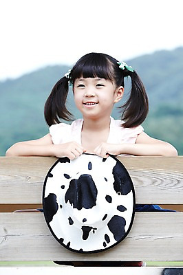 포토 JPG 주간 모자 학생 라이프스타일 여자 어린이교육 교육 어린이라이프 초등학생 어린이 포즈 모션 산 한명 미소 웃음 사람 앉기 동양인 소녀 상반신 야외 라이프 앞모습 10대 농장 기계 목장 한국인 농촌 시골 체험학습 체험 농기구 트랙터 목장체험 여자만 여자한명만 소녀만 국내포토 자연요소 1 잡화 뷰포인트 컨셉 농업 청소년 표정 인종 생활 농기계 특수차량 어린이만 파일형식