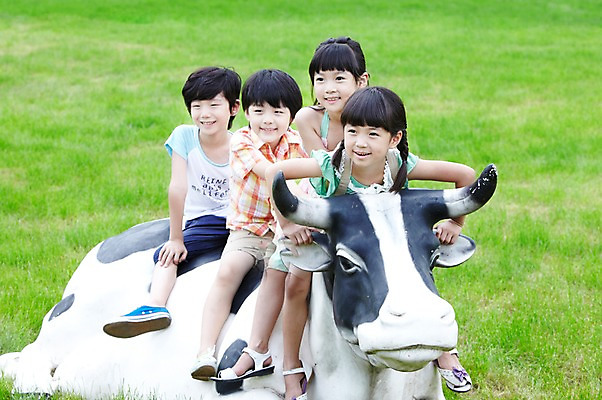포토 JPG 주간 전신 학생 라이프스타일 응시 여자 어린이교육 교육 남자 어린이라이프 초등학생 어린이 포즈 모션 미소 웃음 사람 앉기 동양인 소녀 소년 잔디 초원 여러명 야외 라이프 10대 친구 농장 모형 목장 한국인 농촌 시골 체험학습 체험 풀 소 숲 젖소 목장체험 십대만 국내포토 자연요소 식물 시선 다수 컨셉 농업 포유류 관계 청소년 표정 인종 생활 파일형식