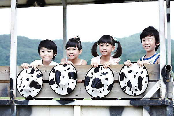 포토 JPG 주간 모자 학생 라이프스타일 여자 어린이교육 교육 남자 어린이라이프 초등학생 어린이 포즈 모션 산 미소 웃음 사람 앉기 동양인 소녀 소년 여러명 상반신 야외 라이프 앞모습 10대 친구 농장 기계 목장 한국인 농촌 시골 체험학습 체험 농기구 트랙터 목장체험 십대만 국내포토 자연요소 잡화 뷰포인트 다수 컨셉 농업 관계 청소년 표정 인종 생활 농기계 특수차량 파일형식