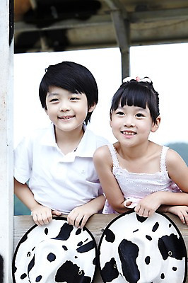 포토 JPG 주간 모자 학생 라이프스타일 여자 어린이교육 교육 남자 어린이라이프 초등학생 어린이 포즈 모션 미소 웃음 사람 앉기 동양인 소녀 소년 상반신 야외 두명 라이프 앞모습 10대 친구 농장 기계 목장 한국인 농촌 시골 체험학습 체험 농기구 트랙터 목장체험 십대만 국내포토 자연요소 잡화 뷰포인트 컨셉 농업 관계 청소년 표정 인종 생활 농기계 특수차량 파일형식