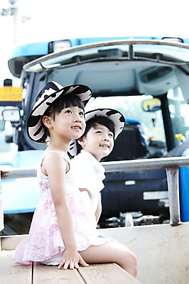 포토 JPG 주간 모자 학생 라이프스타일 응시 여자 어린이교육 교육 남자 어린이라이프 초등학생 어린이 포즈 모션 미소 웃음 사람 앉기 동양인 소녀 소년 상반신 야외 두명 라이프 10대 친구 농장 기계 목장 한국인 농촌 시골 체험학습 체험 농기구 트랙터 목장체험 십대만 국내포토 자연요소 시선 잡화 컨셉 농업 관계 청소년 표정 인종 생활 농기계 특수차량 파일형식