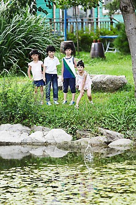 포토 JPG 주간 전신 나무 학생 라이프스타일 여자 어린이교육 교육 남자 어린이라이프 초등학생 어린이 포즈 장난 모션 물놀이 서기 미소 웃음 사람 동양인 소녀 소년 여러명 야외 라이프 앞모습 10대 물 친구 농장 한국인 농촌 시골 연못 체험학습 체험 풀 개울 농장체험 십대만 국내포토 자연요소 식물 뷰포인트 다수 컨셉 농업 관계 청소년 놀이 표정 인종 생활 강 파일형식