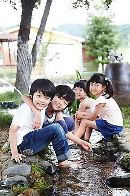 포토 JPG 주간 전신 학생 라이프스타일 여자 어린이교육 교육 남자 어린이라이프 초등학생 어린이 포즈 장난 모션 물놀이 미소 웃음 사람 앉기 동양인 소녀 소년 여러명 야외 라이프 10대 물 친구 농장 한국인 농촌 시골 체험학습 체험 개울 농장체험 십대만 국내포토 자연요소 다수 컨셉 농업 관계 청소년 놀이 표정 인종 생활 강 파일형식