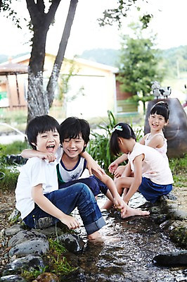 포토 JPG 주간 전신 학생 라이프스타일 여자 어린이교육 교육 남자 어린이라이프 초등학생 어린이 포즈 장난 모션 물놀이 미소 웃음 사람 앉기 동양인 소녀 소년 여러명 야외 라이프 10대 물 친구 농장 한국인 농촌 시골 체험학습 체험 개울 농장체험 십대만 국내포토 자연요소 다수 컨셉 농업 관계 청소년 놀이 표정 인종 생활 강 파일형식